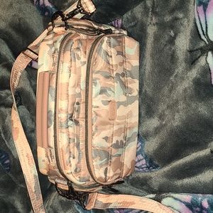 Lug trolley crossbody camo pink